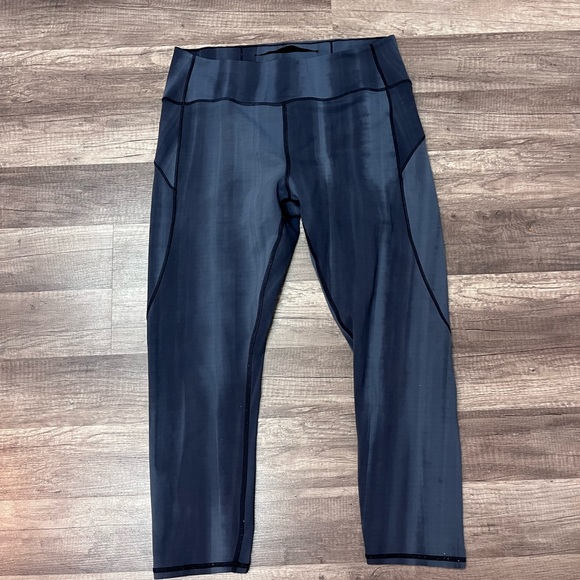 Lululemon In Movement Crop size 12 - Picture 1 of 6